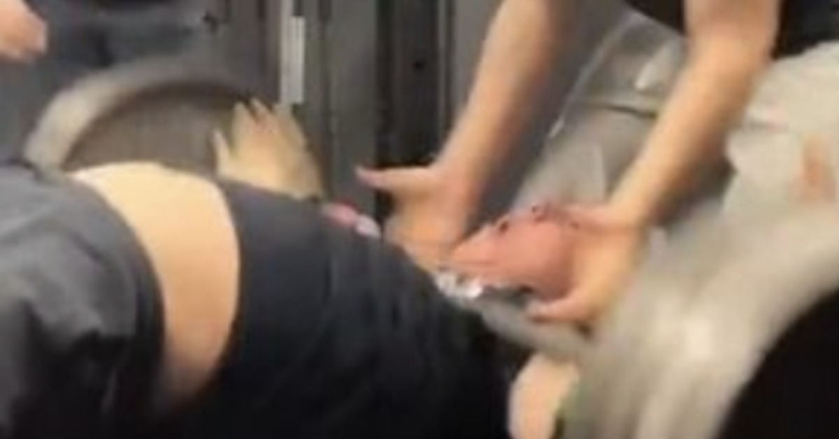 14歲少年健身遭190公斤槓鈴重擊 胸口瞬間凹陷's story cover image