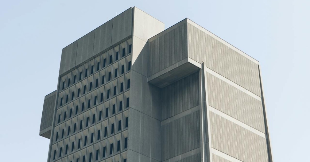 驚險！男嬰懸10樓窗邊直墜 路人外套神救援's story cover image