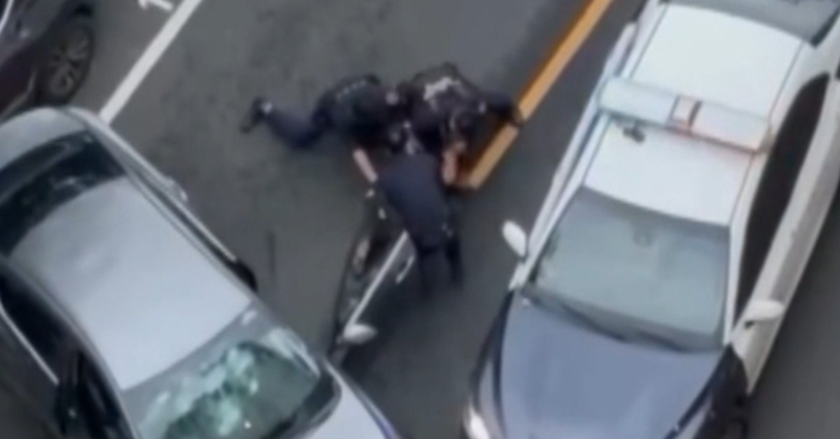 毒品通緝犯拒檢逃30公里 警車包抄破窗逮人's story cover image