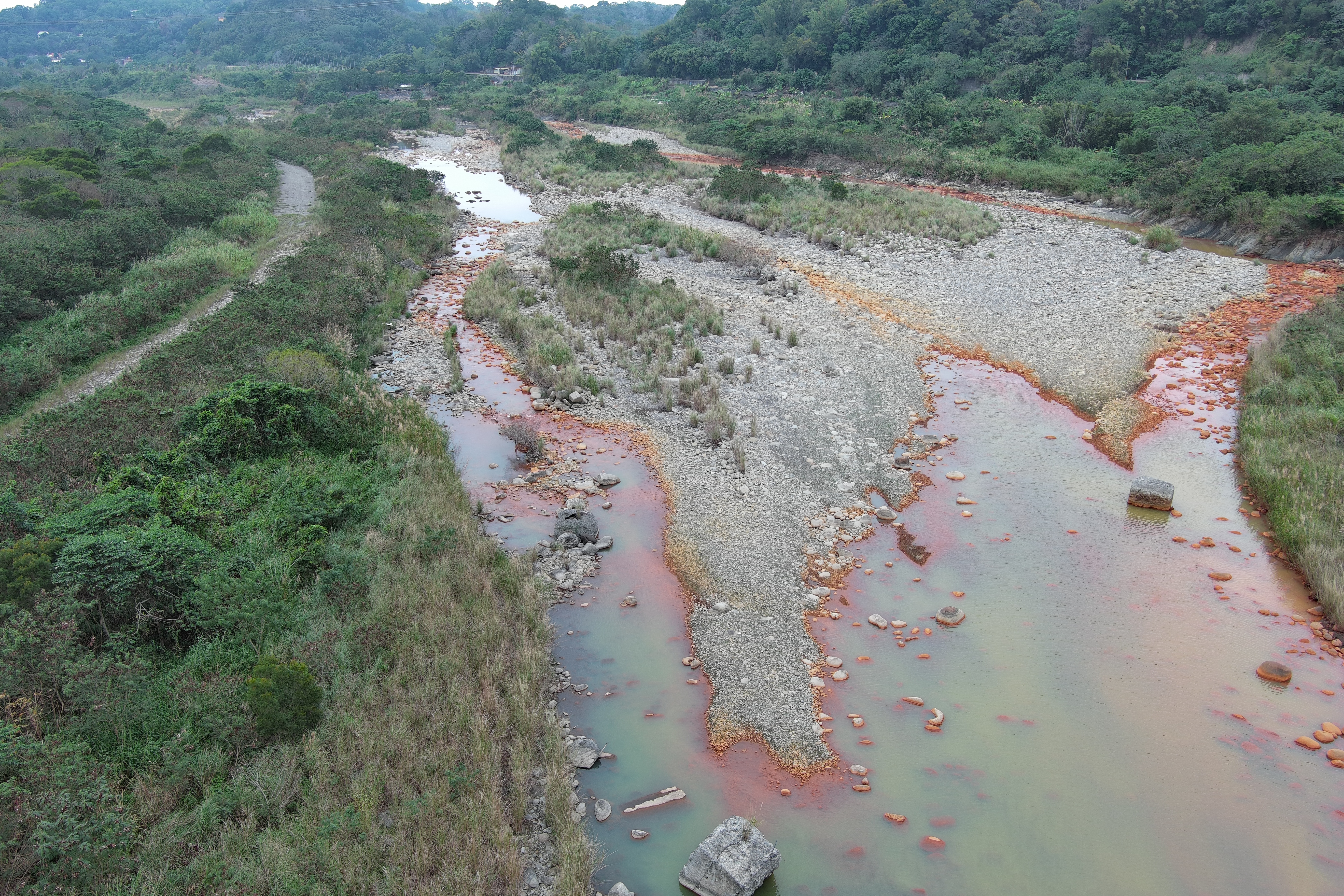 塑膠垃圾佯裝原料流出國外、廢酸液倒露營區…環檢警破獲重大環境犯罪's story cover image