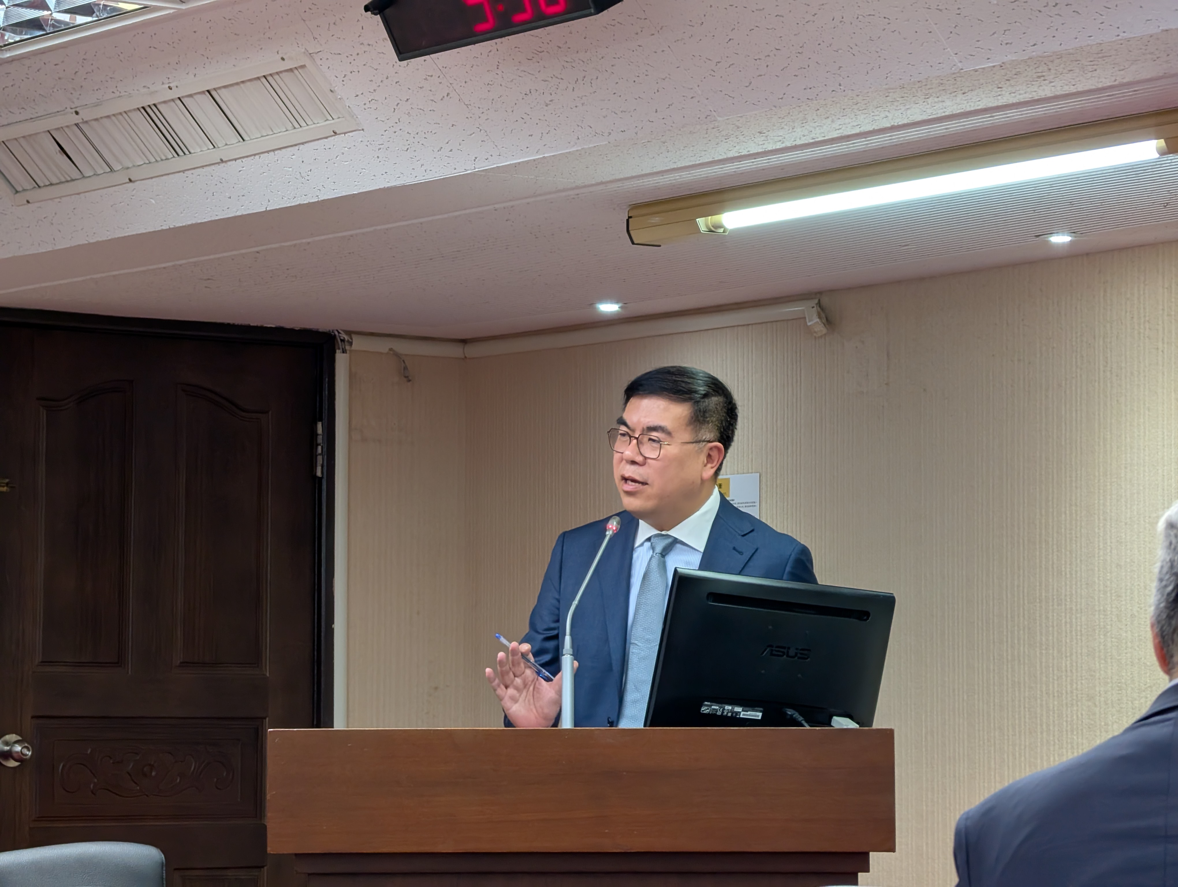 美關稅是否影響淨零政策？ 彭啟明：台灣碳費費額低，減碳進程不變's story cover image