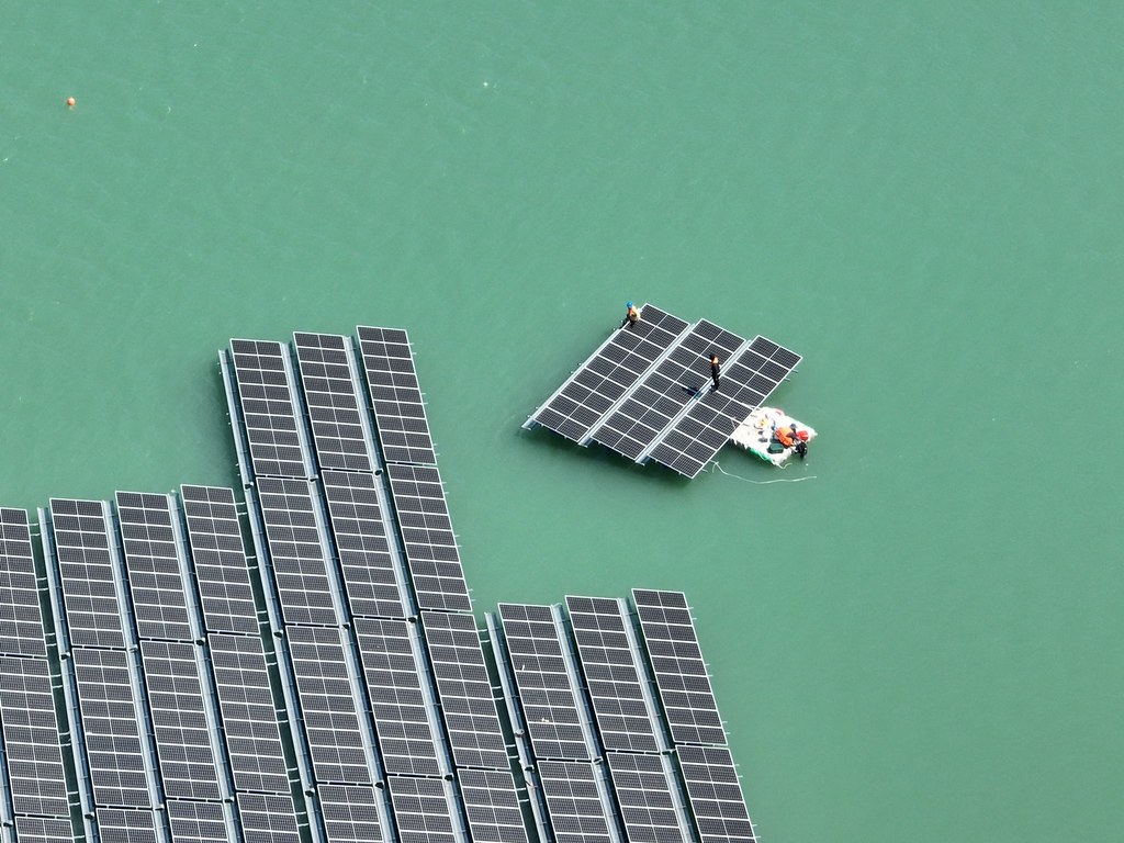 光電謠言不斷 七大公協會闢謠：水庫光電板只用清水洗's story cover image