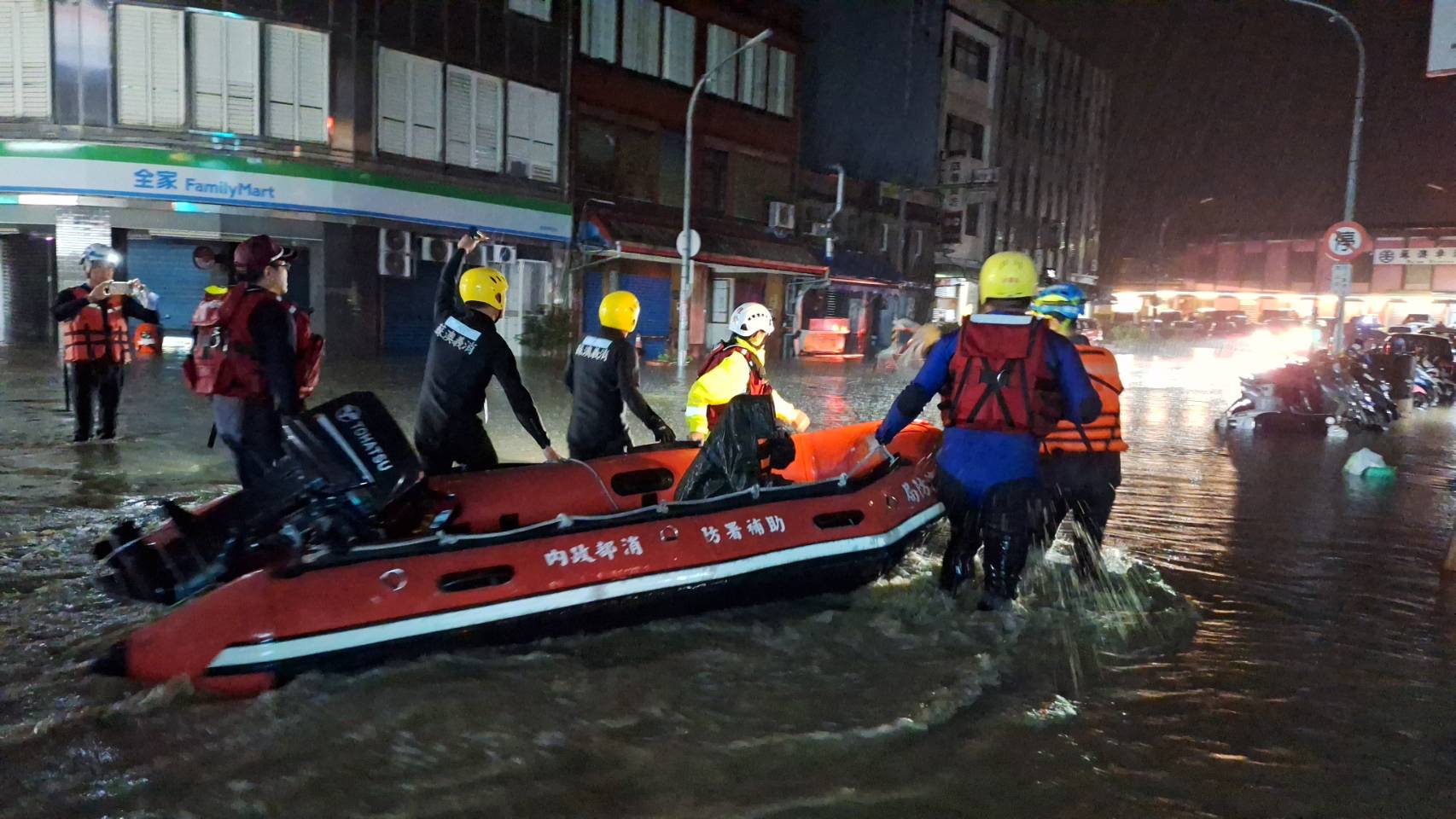 蘇澳再現15年前淹水惡夢 鳳凰颱風成1967年以來首個11月登陸颱's story cover image