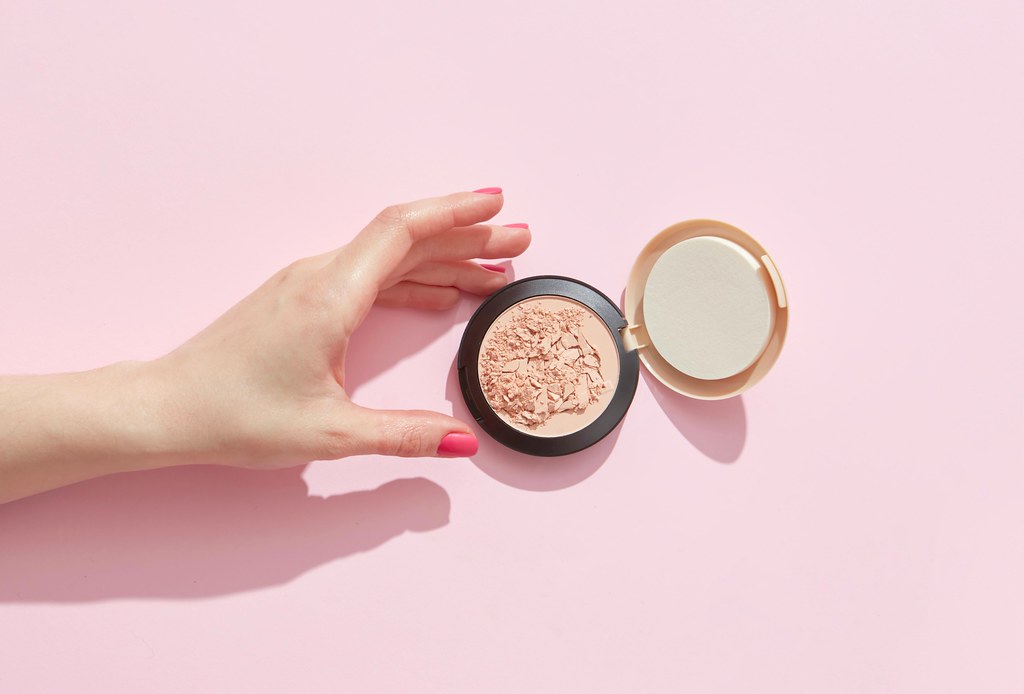 臉上拍拍粉會致癌嗎？ 美妝用品的灰色地帶：美FDA石綿檢測踩剎車's story cover image