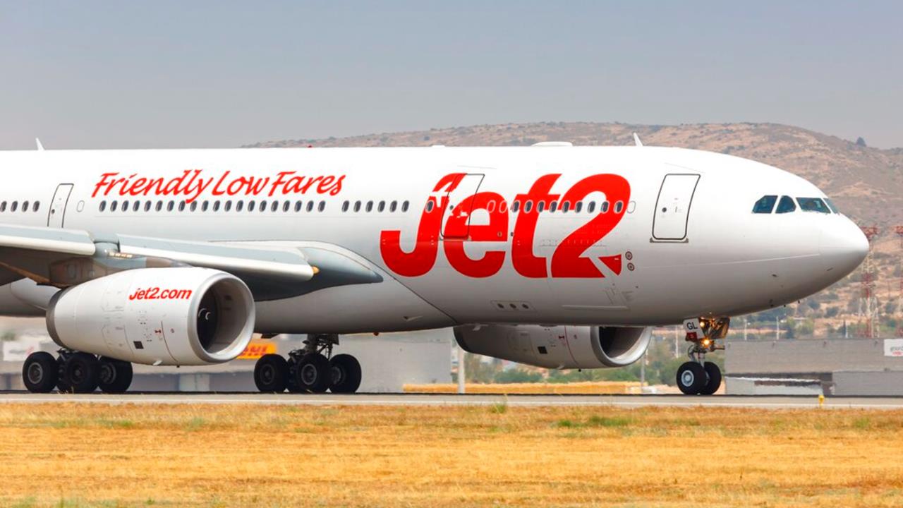 男女搭機上演「空中激情」！遭舉報辯稱「在祈禱」