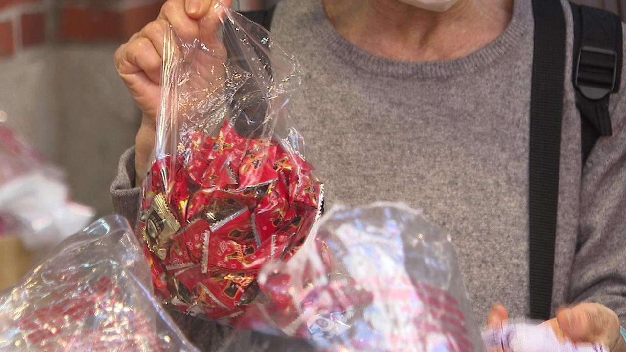 台北年貨大街最終日！攤商祭出清價　湧人潮撿便宜's story cover image