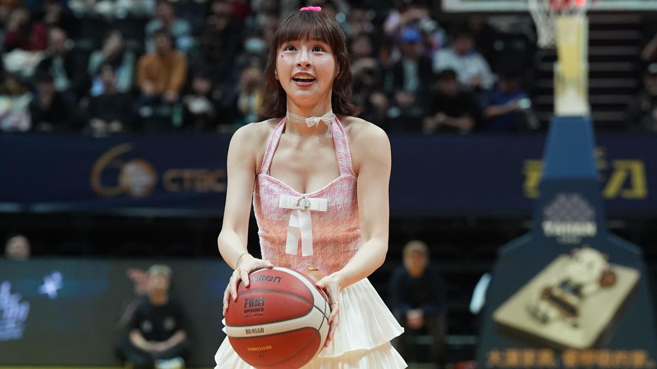 好準！峮峮久違應援特攻「罰球線上特殊開球」網驚：生涯命中率百分百's story cover image