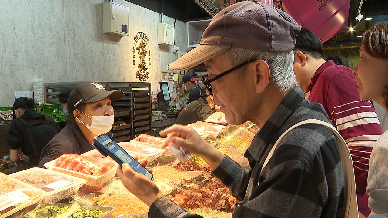 小年夜採購!南門市場七點湧人潮 排隊100公尺's story cover image