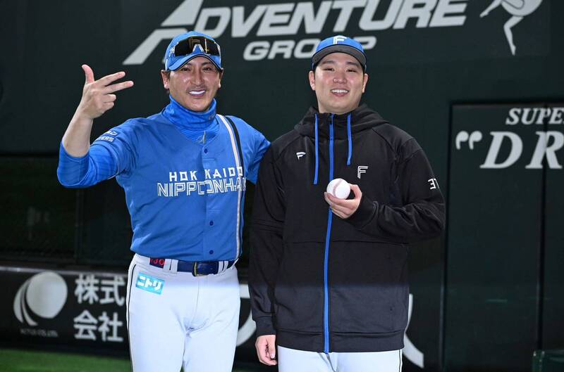 古林睿煬「帶小抄」上場！首勝球送愛妻、新庄監督發文大讚子弟兵's story cover image