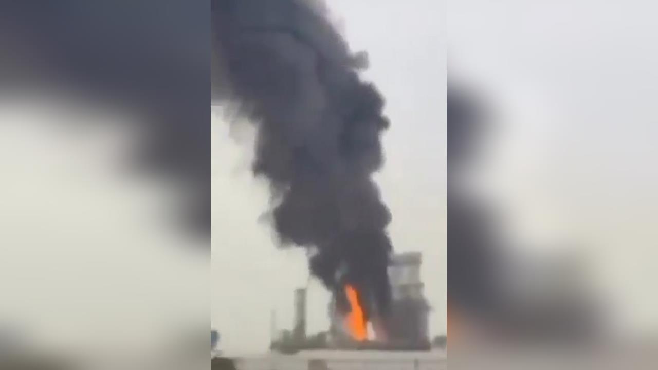 中東戰火不息！伊朗無人機再轟科威特煉油廠　黑煙直竄天際畫面曝