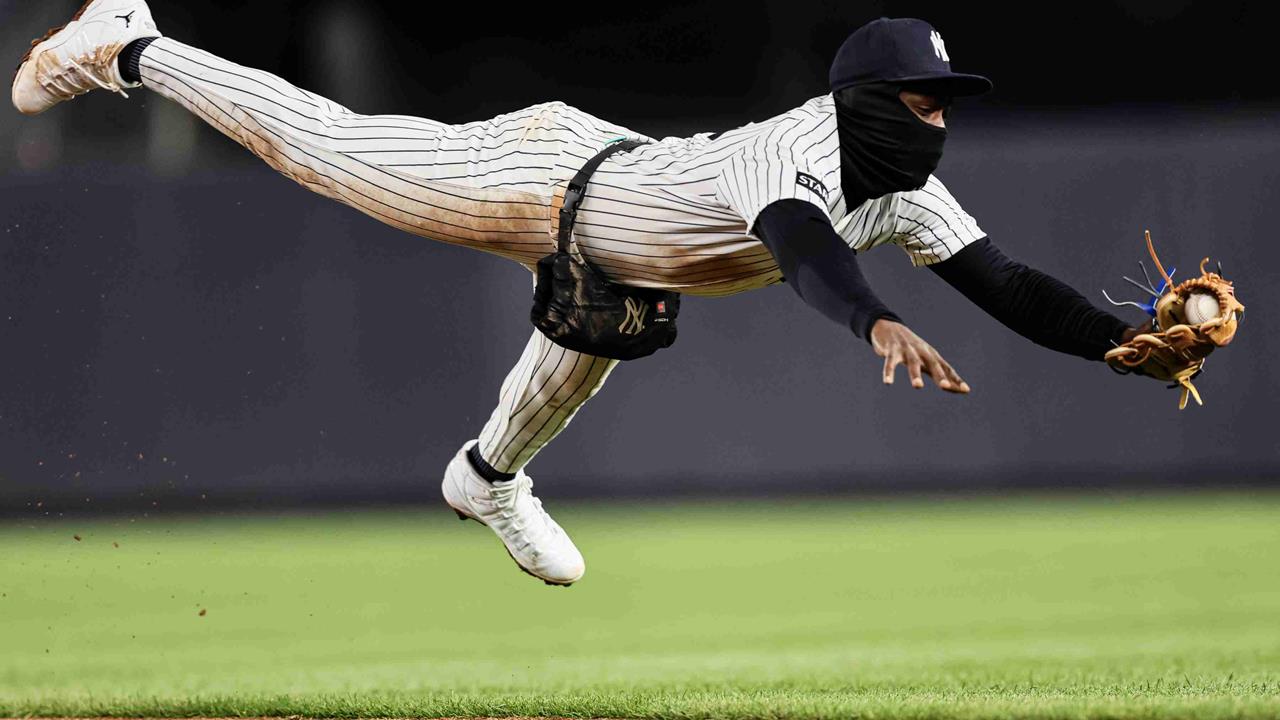 夜市老闆來打大聯盟？洋基球星上演不可思議接殺「特殊腰包」成亮點's OG Image