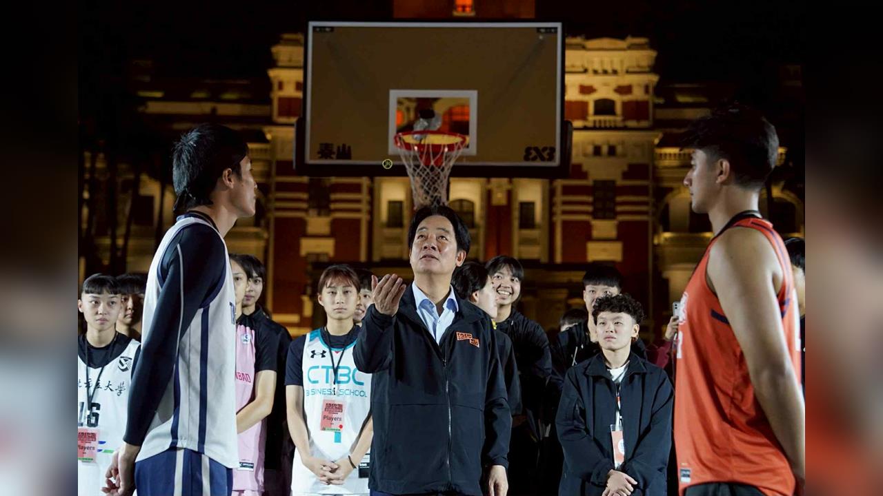 封凱達格蘭大道來PK！總統盃3x3籃球賽開打  行政院長卓榮泰揪李洋報隊's story cover image