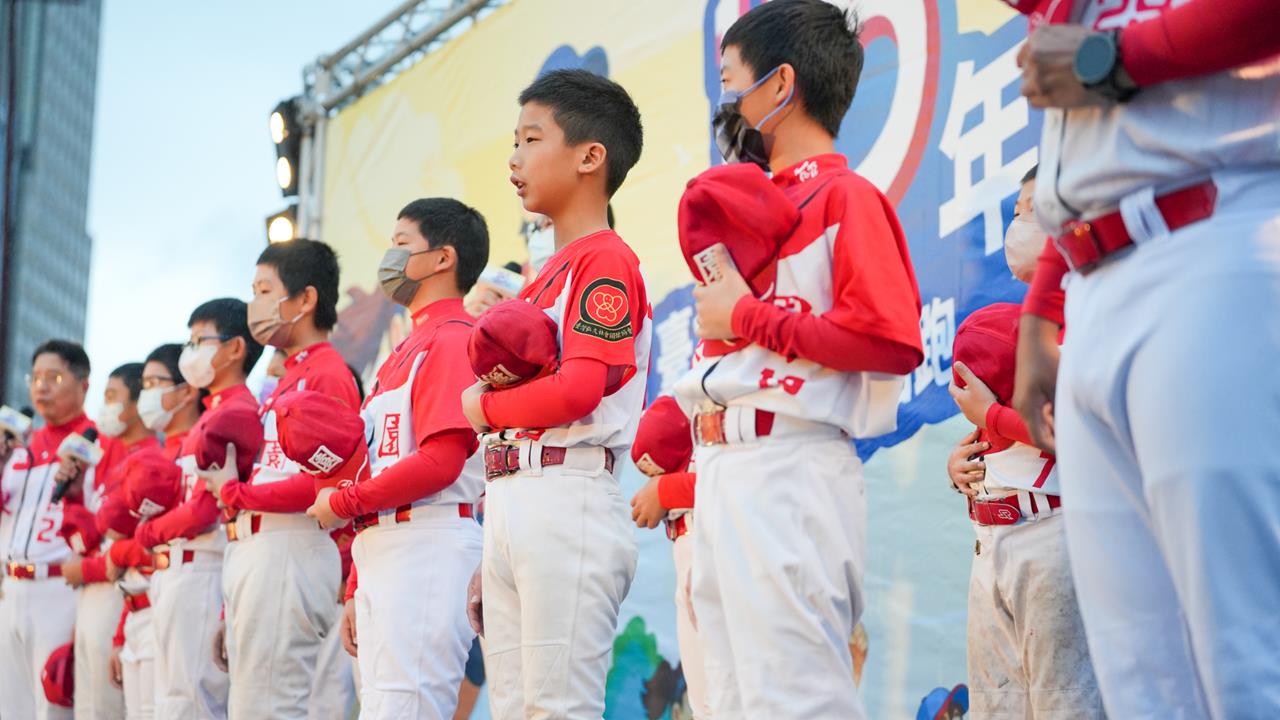 迎新年！東園國小少棒現身北市府元旦升旗路跑「領唱國歌」延續世界冠軍熱潮's story cover image