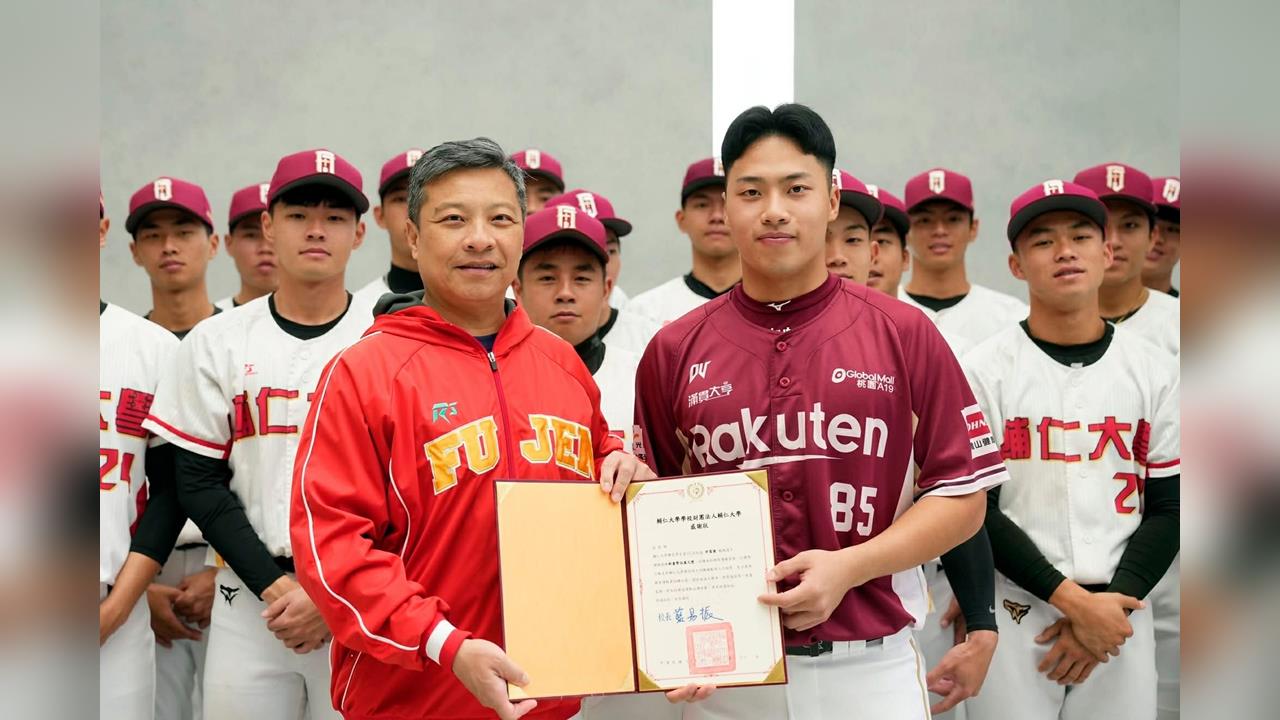 樂天桃猿新秀許賀捷捐款給母校輔大！勉勵學弟勇敢追夢不放棄's story cover image