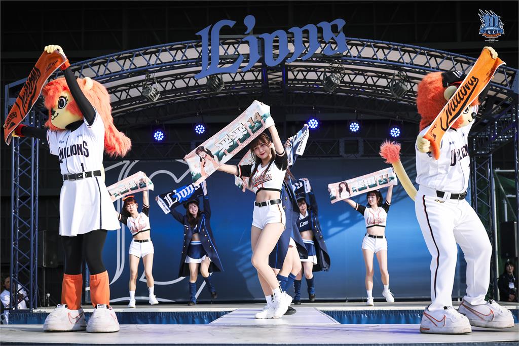 台日雙獅10週年！女孩+吉祥物前進西武獅　嗆斯串燒應援帶日本's story cover image