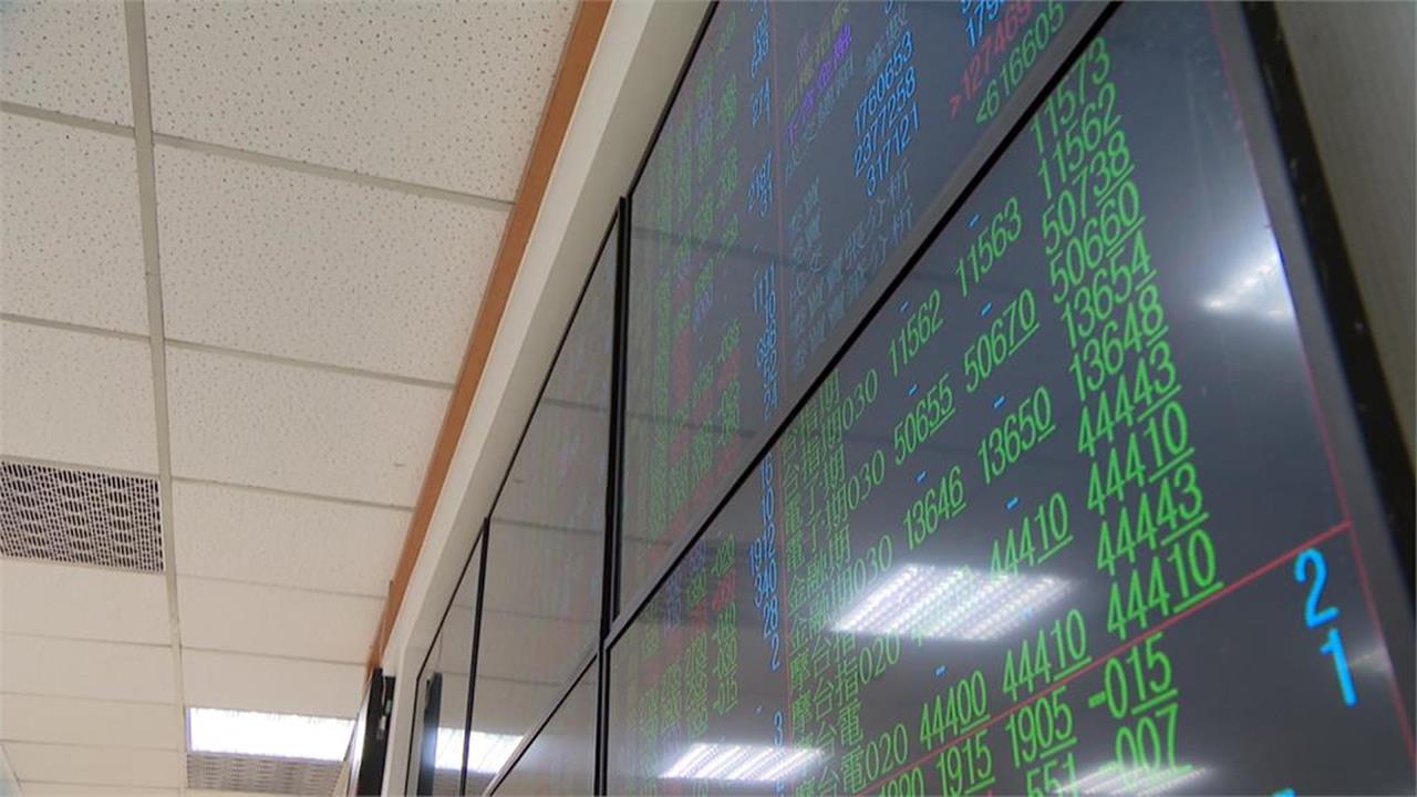 失守3萬2！台股開低走低終場下跌488點　台積電收1765元's story cover image