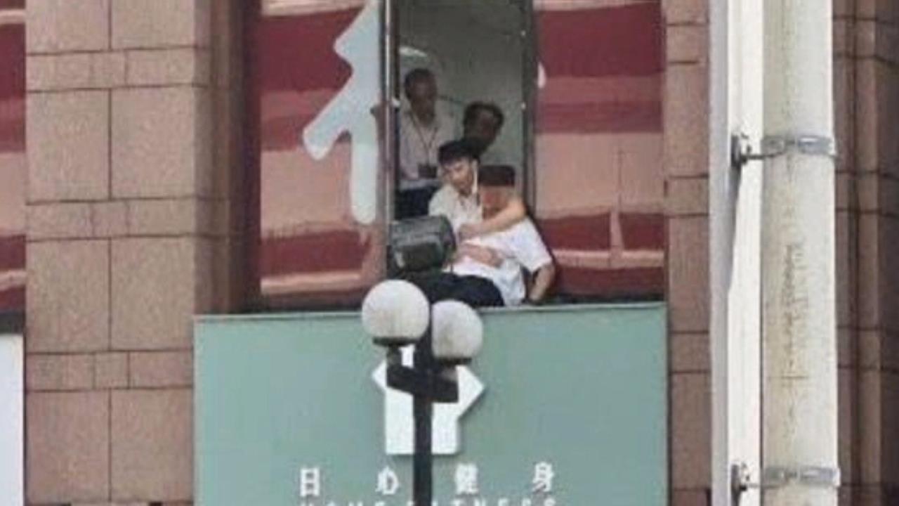 台灣銀行行員突情緒失控　滅火器砸桌、衝2樓窗台欲跳樓's story cover image