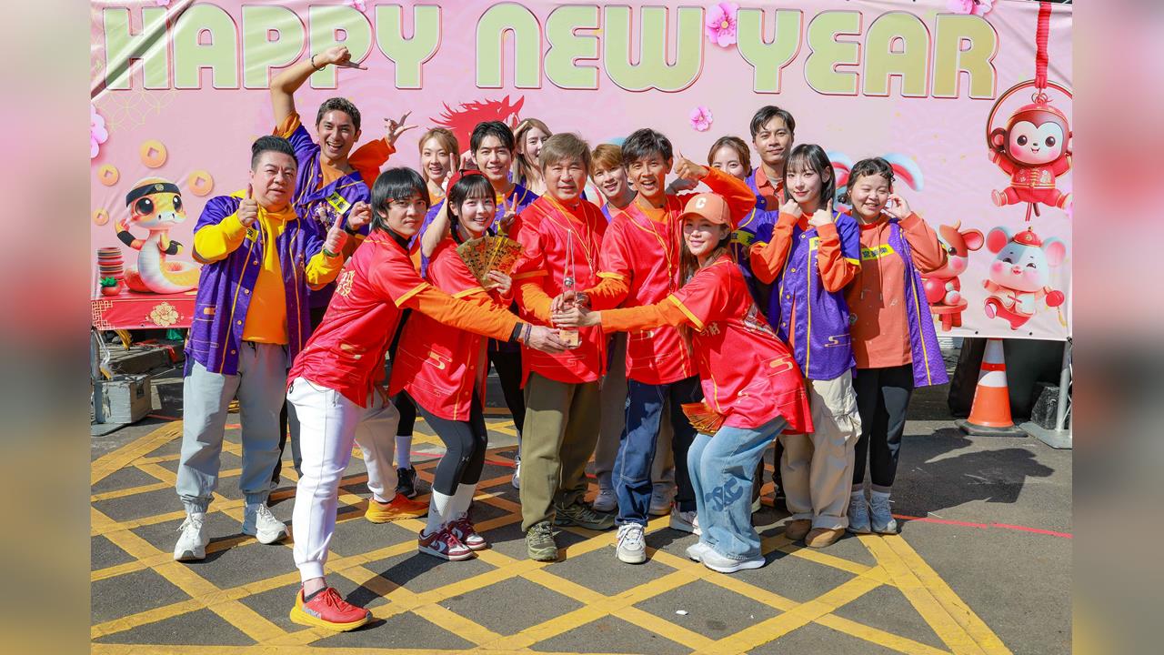 胡瓜主持除夕特別節目 "明星運動會"笑料不斷's story cover image