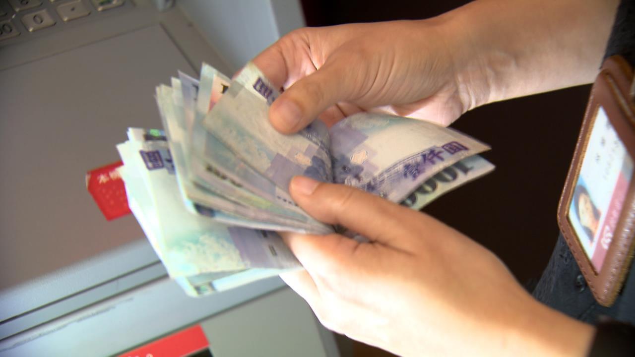 退休金慘遭侵蝕「2大錢坑」！專家急提醒「不是少買就好」：快丟掉's story cover image