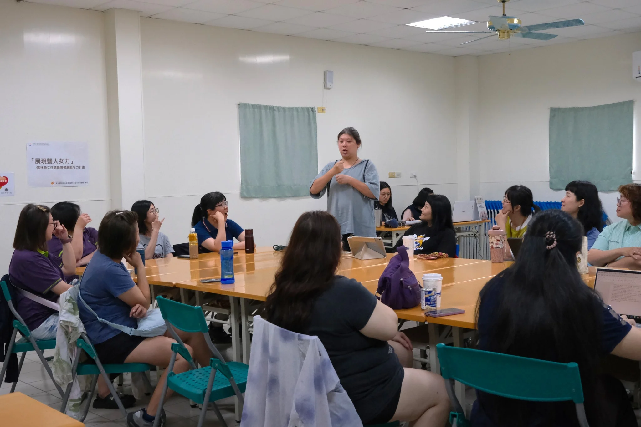 秀鳳／要努力看見光：曾不被社會理解，但我努力的在聽人社會中找到位置與底線's story cover image