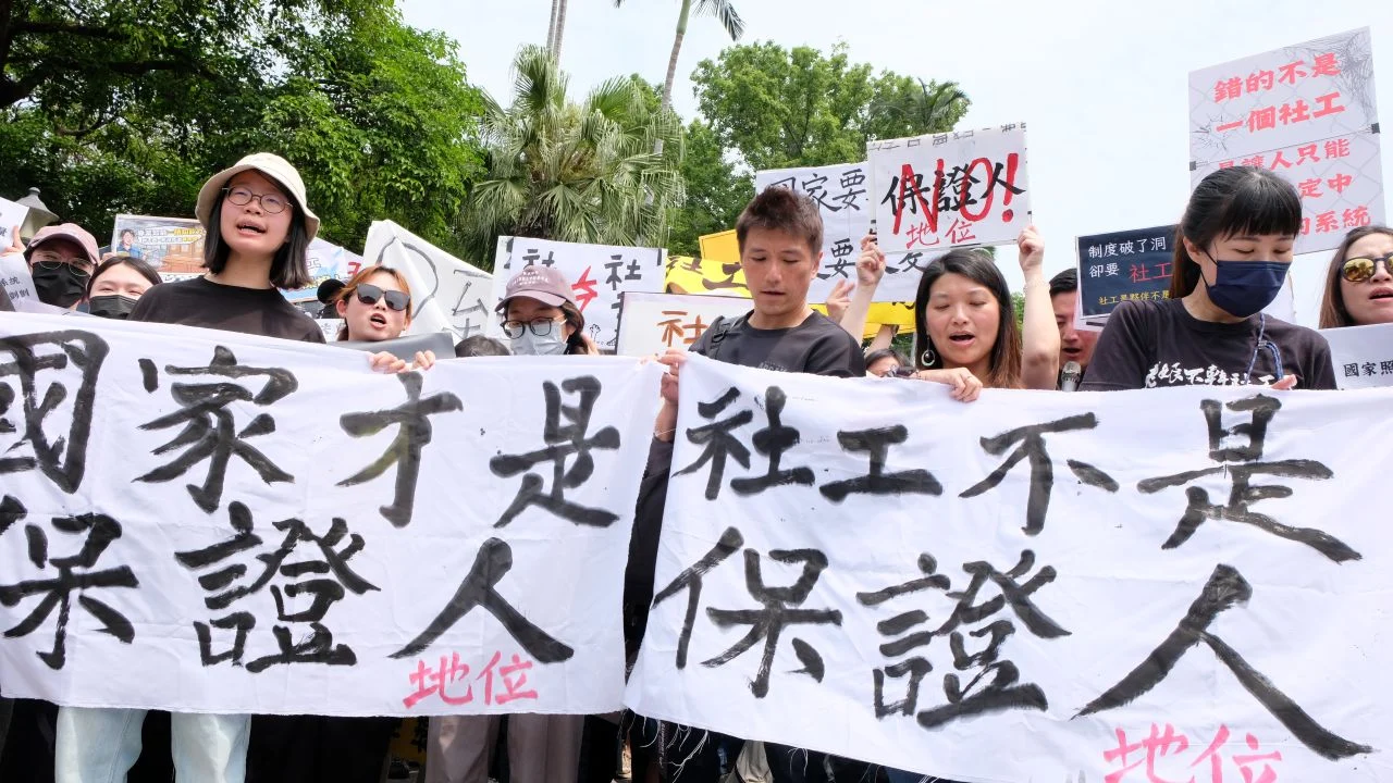 逾 1600 人赴行政院前抗議：社安網失靈，責任不應由社工獨扛's story cover image