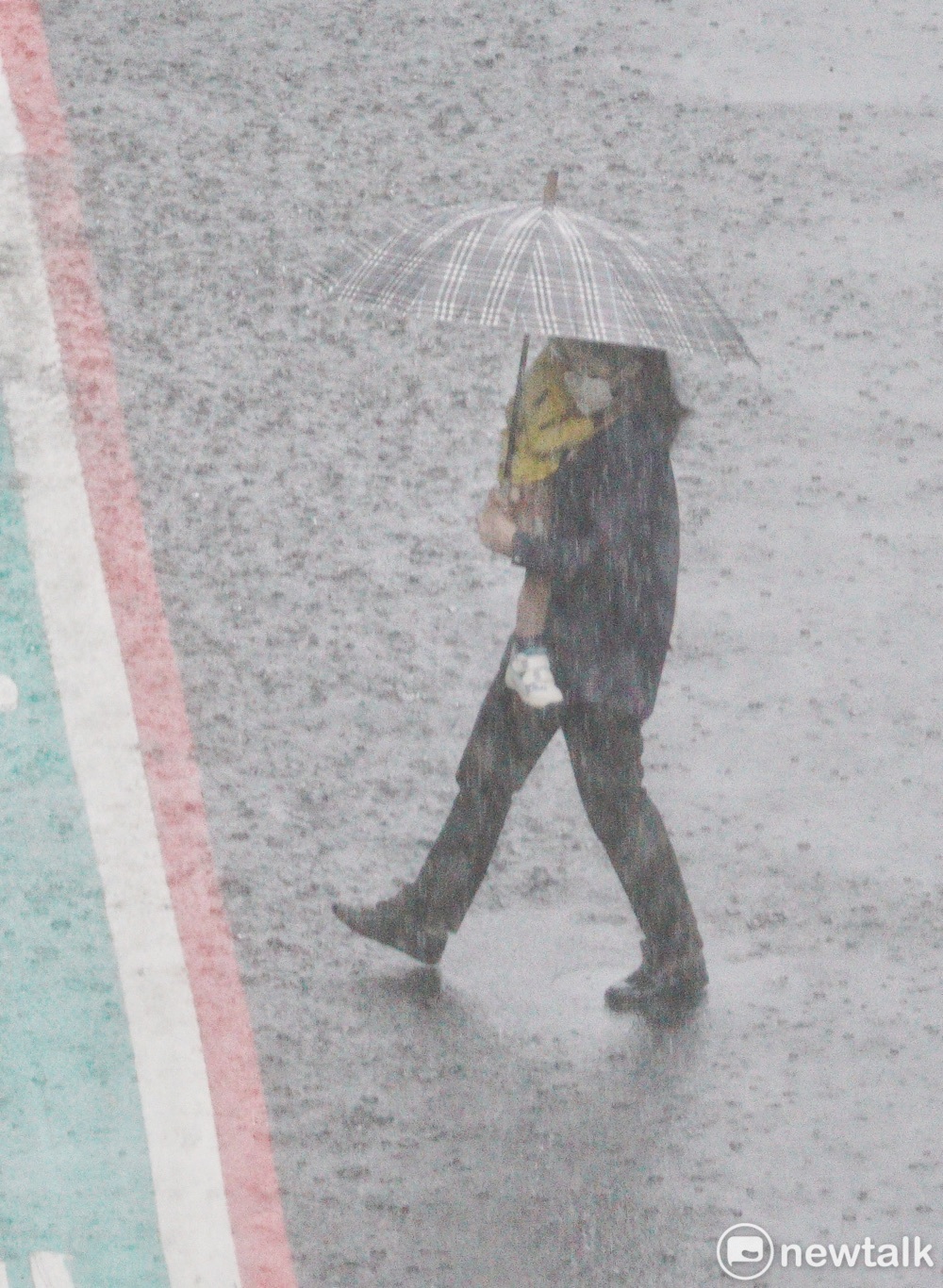 豪雨、大雷雨、山區暴雨三預警齊發！氣象署：全台16縣市戒備's story cover image
