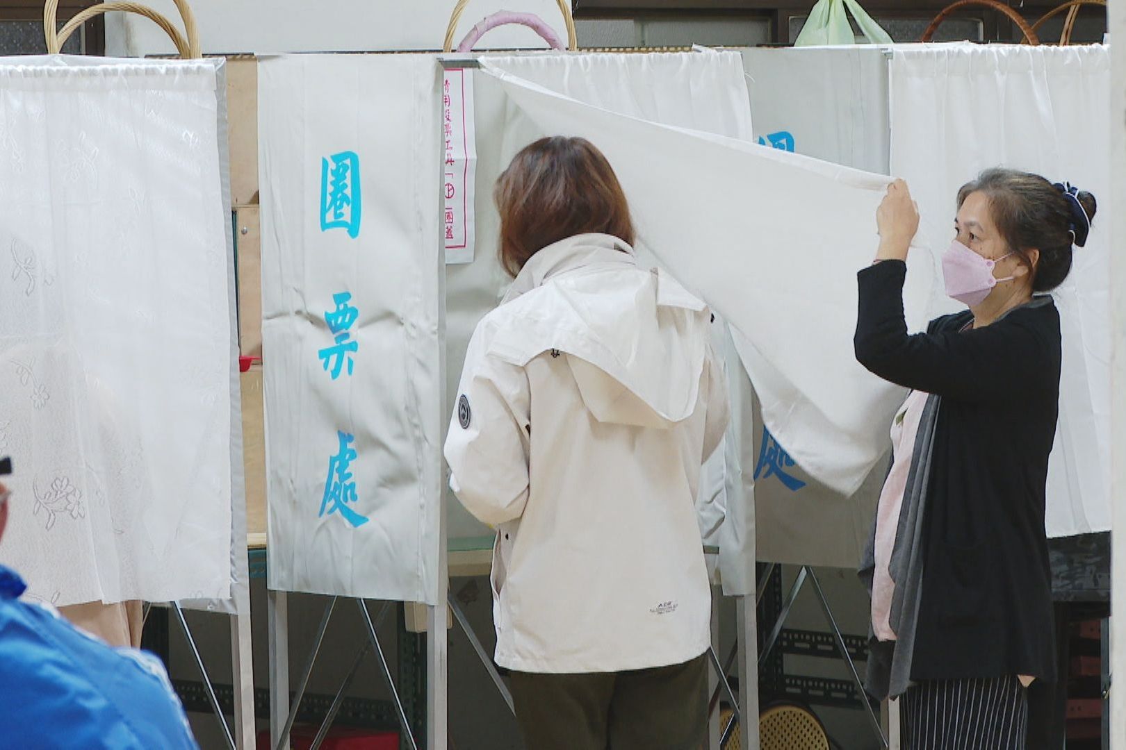 不小心蓋出框別慌！中選會列21種有效票　謹守「這原則」避免廢票's story cover image