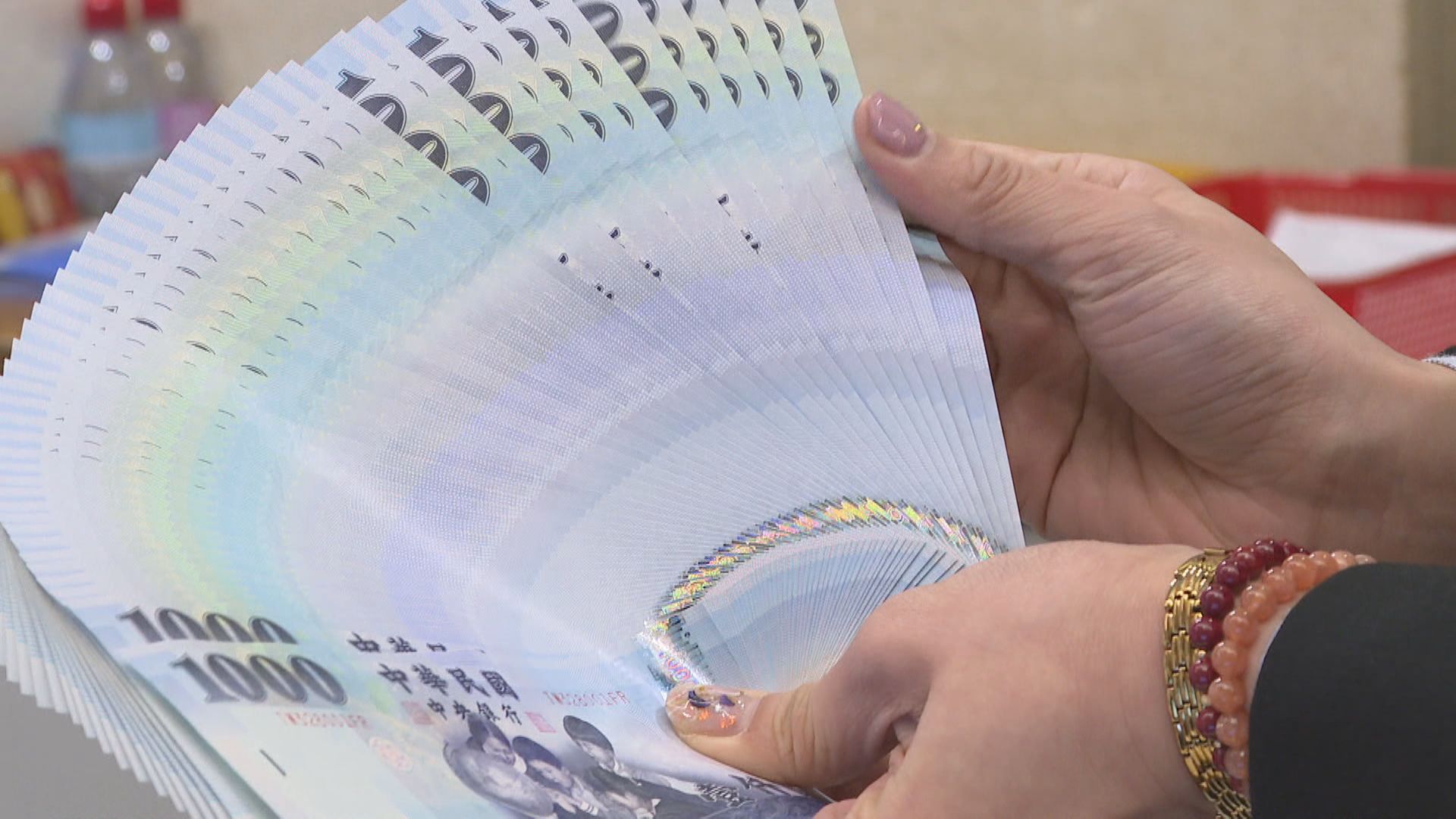 軍公教年終工作獎金6日入帳　最多可領2.5個月's story cover image