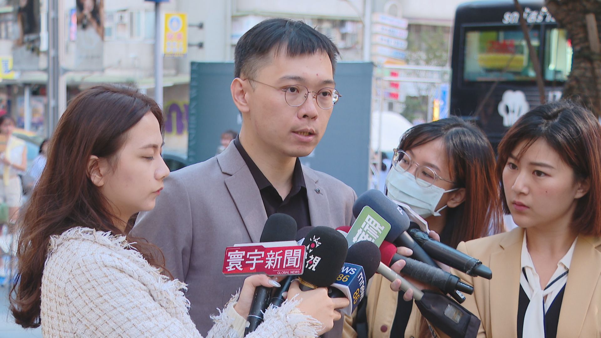 譏請辭「終於走了」不忘賣櫻桃　黃士修玩哏蹭陳菊挨轟's story cover image