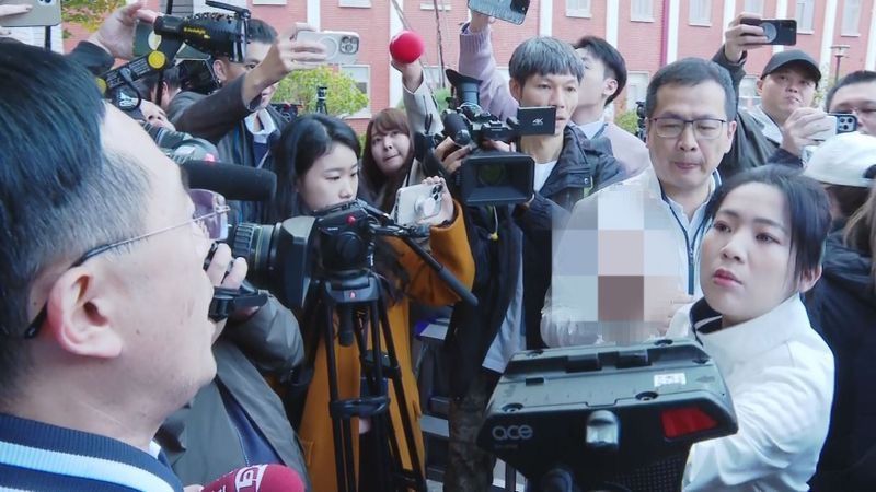 志工宣傳罷免徐巧芯「遭男子比中指」　罷團：還故意再一次's story cover image