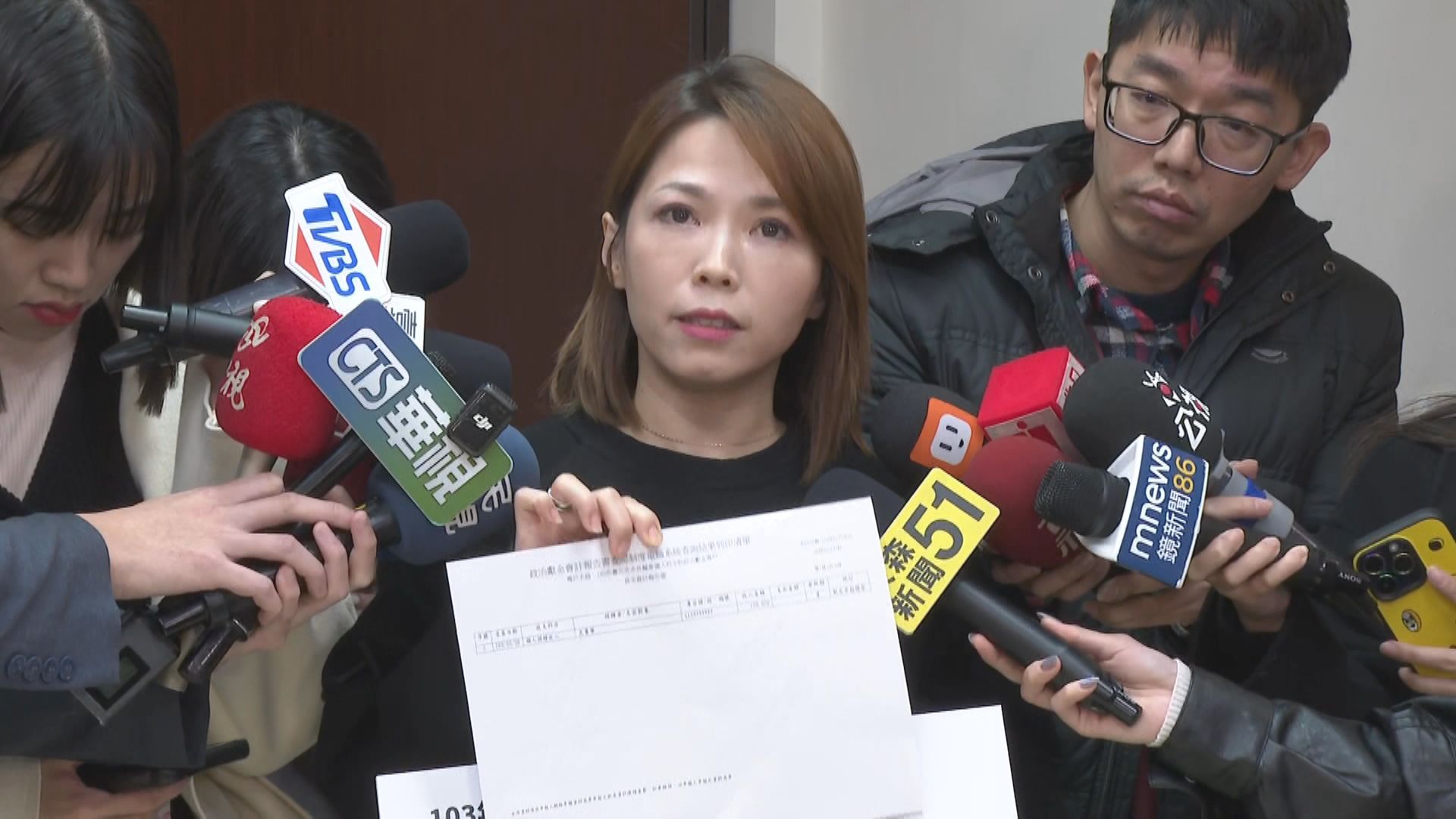 陳智菡驚呼海馬士買82套「數字驚人」　網抓包民眾黨版自打臉's story cover image