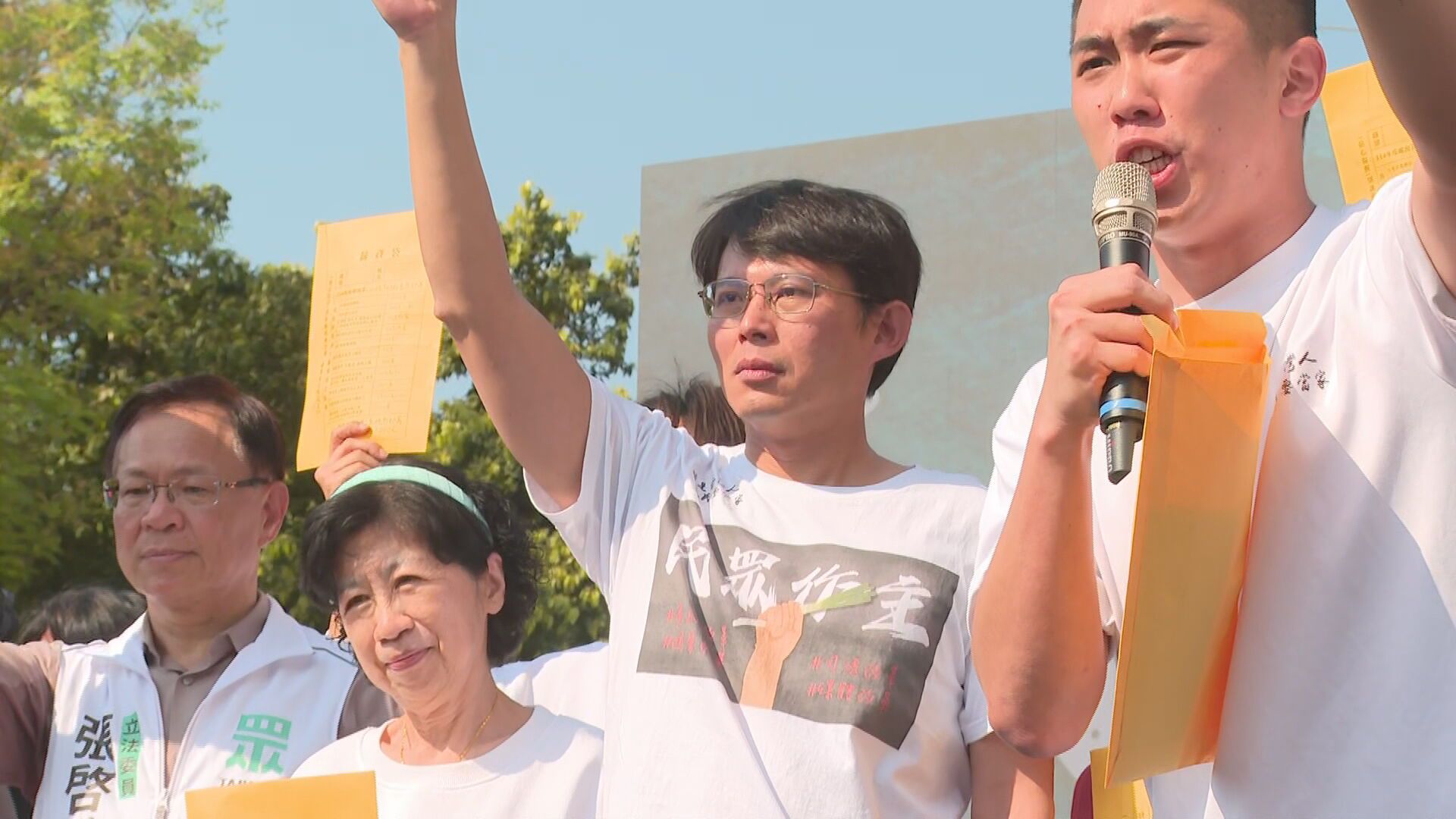 史書華衝「民眾黨宣講」要求簽罷免　黃國昌：就是鬧場，素質低落's story cover image
