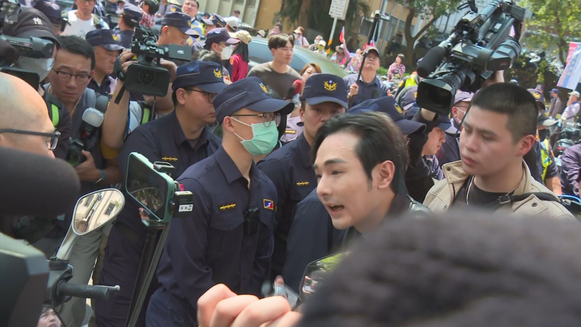 亞亞陳情記者會喊公開對話　「八炯、閩南狼衝現場」被警攔's story cover image
