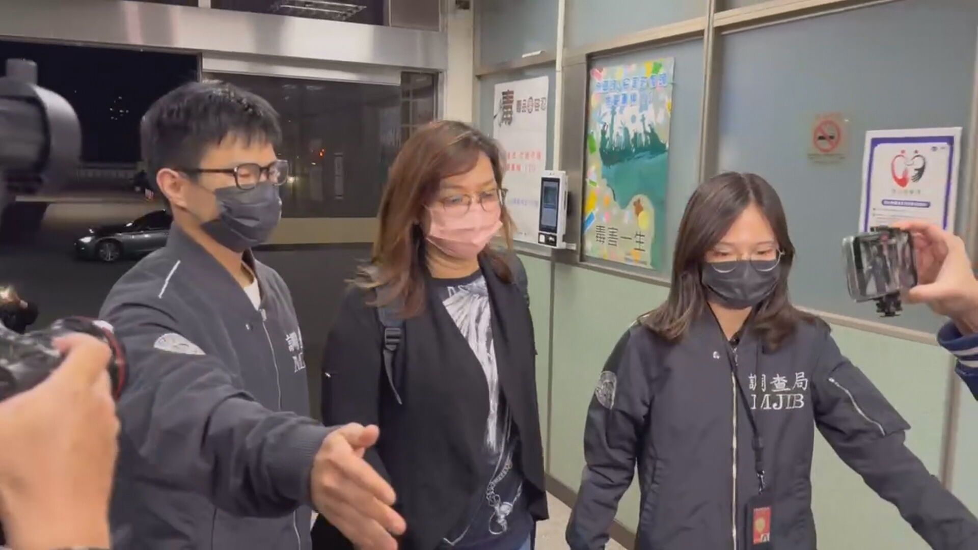 涉罷免不實連署　國民黨新北書記長陳貞容一百萬交保's story cover image