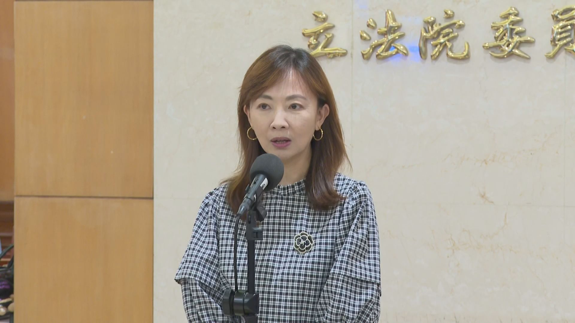 藍質疑微博關注中國公安　郭昱晴還原「救援受虐童案」始末回擊's story cover image