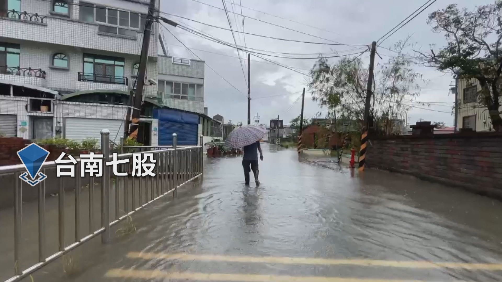 超大豪雨灌爆！東、南部紫爆2／颱風重創台南！　北門未復電長輩點蠟燭's story cover image