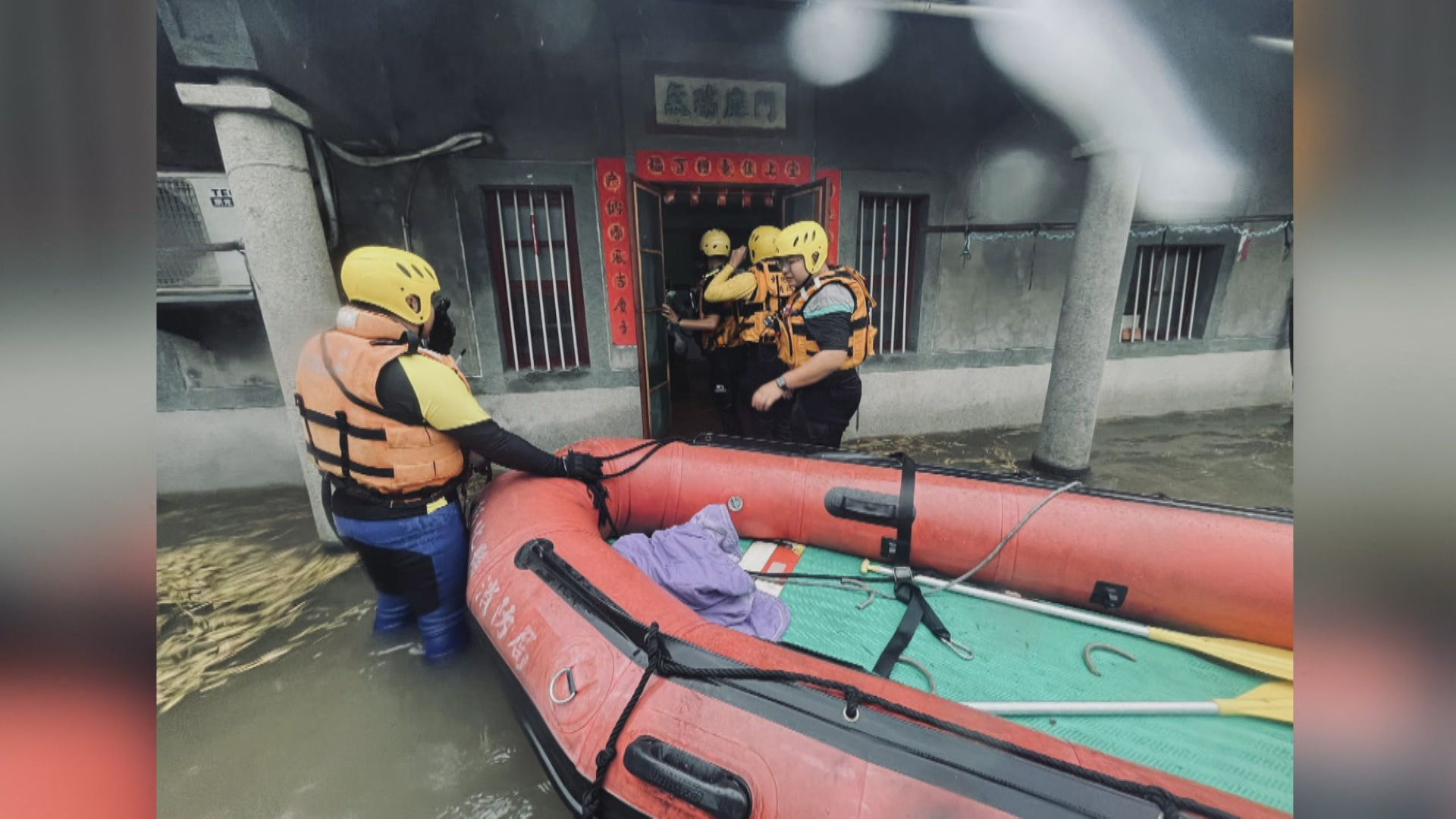 超大豪雨灌爆！東、南部紫爆3／彰化暴雨水淹鹿港　3獨居老人受困消防艇救援's story cover image