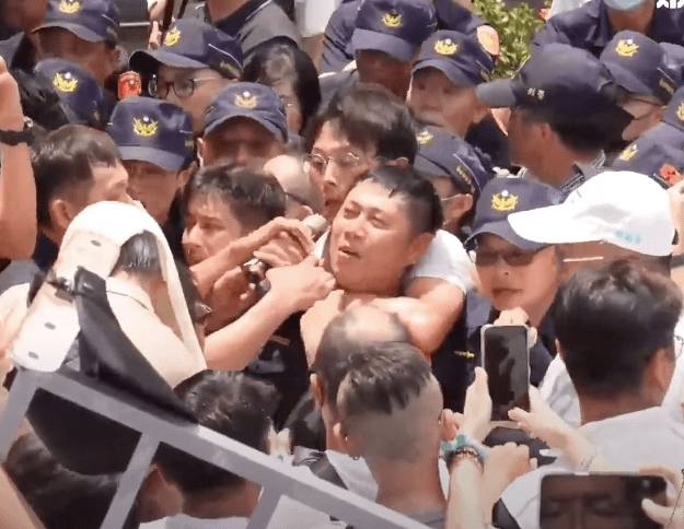 民眾黨走讀衝突　北市警首波約談3人到案、黃國昌列首謀's story cover image
