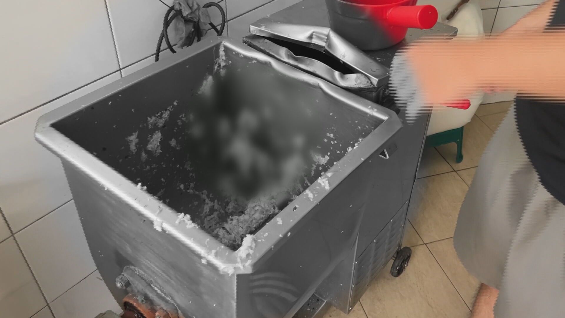 板橋水餃廠7旬員工橫死絞肉機　老闆涉過失致死遭移送's story cover image