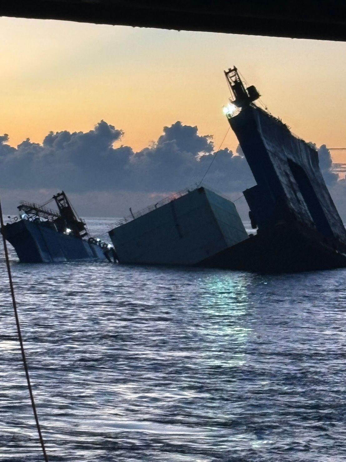 獨家畫面／千萬沉箱隨船沉海　宜蘭大溪漁港工程浮台船事故畫面曝's story cover image