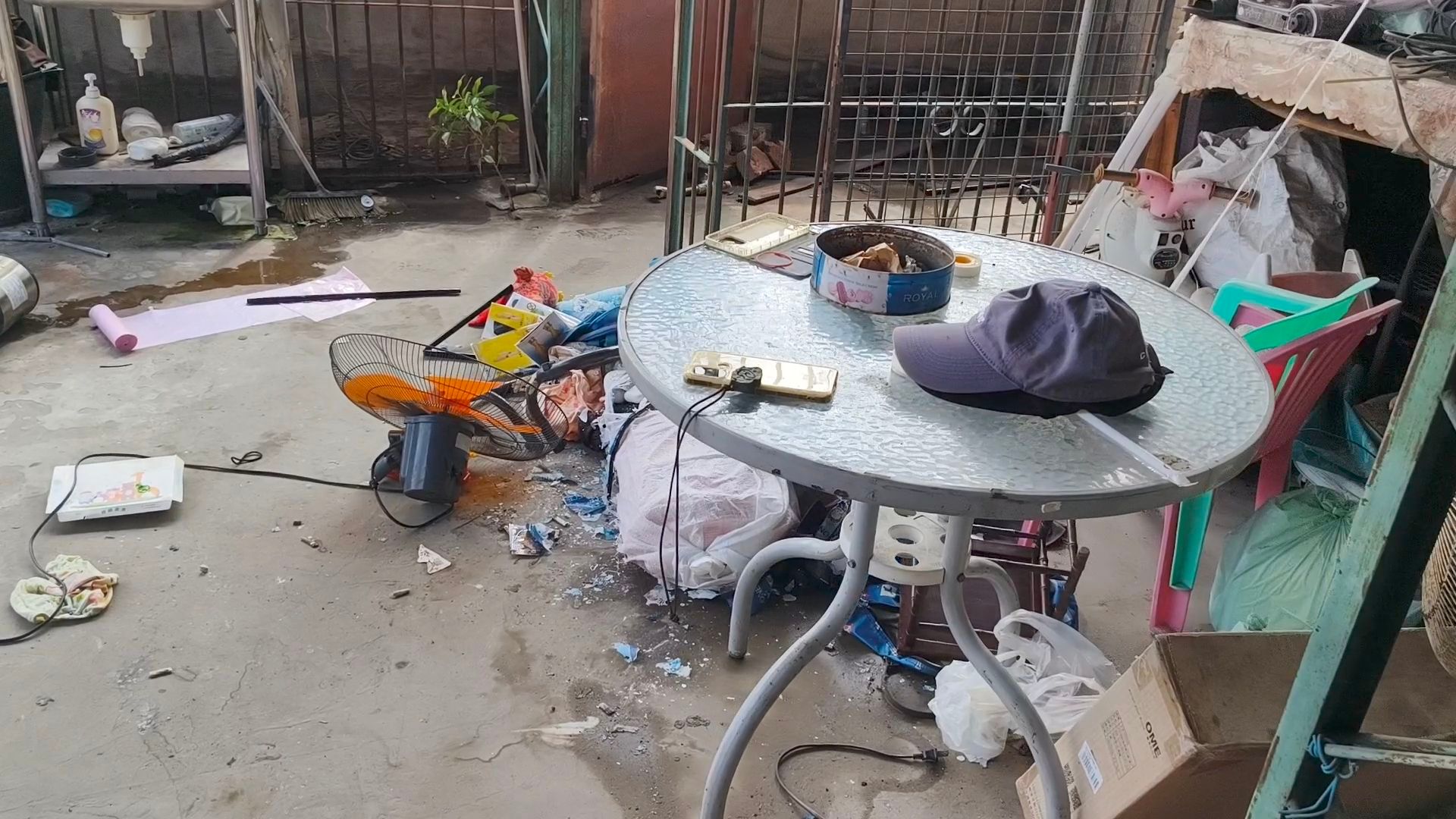 台中男談判持刀、磚頭攻擊女友母女　鄰居遭殃重傷求救's story cover image