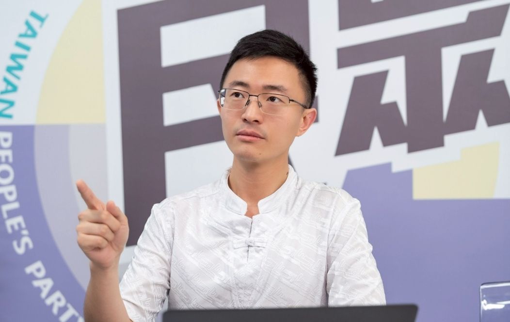 侯漢廷拋男女皆兵、服役2年　被吐槽「只當12天補充役」：笑死's story cover image