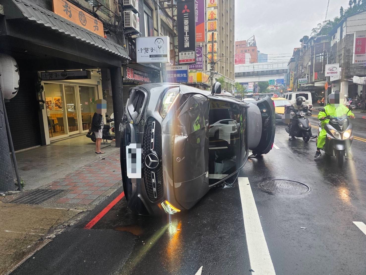 板橋耶誕城附近自撞！賓士90度側翻、電箱噴飛　交通一度受阻