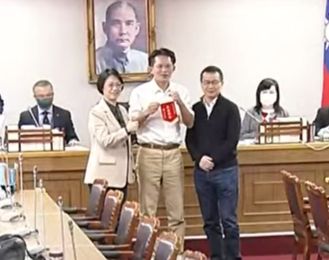 翁曉玲頒獎送別黃國昌　邀莊瑞雄合照被拒：跟你們合作無間會被譙死's story cover image