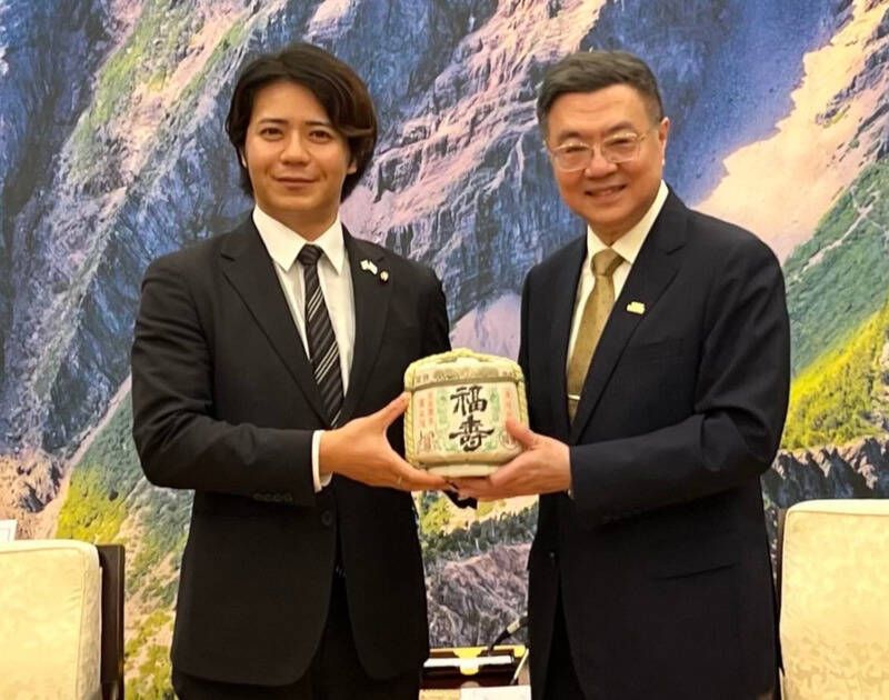 反對柯文哲赴日遭小草出征　日議員曬卓揆合照：象徵台日友好's story cover image