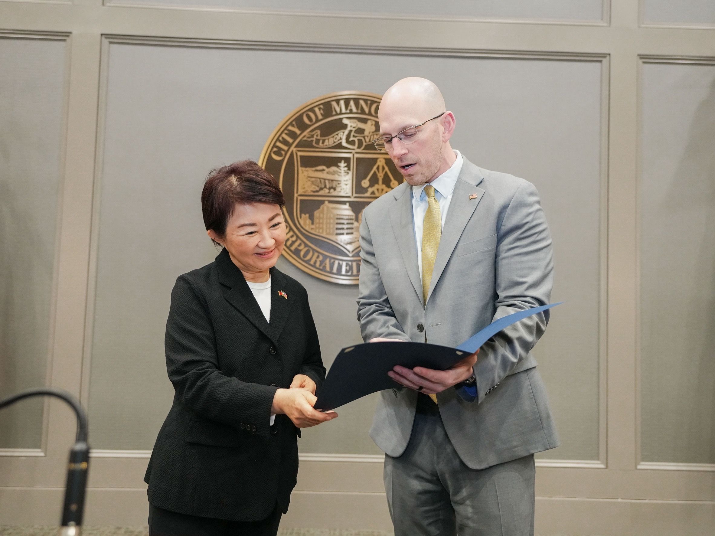 珍奶PK美式炸雞柳！盧秀燕訪美會曼城市長　意外揭絕配美食情誼's story cover image