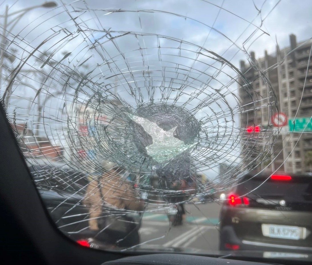 醉鬧事！女當街砸車　外籍男襲警遭壓制1／酒後脫序路邊砸車　兩車車窗全碎、醉女遭壓制逮捕's story cover image