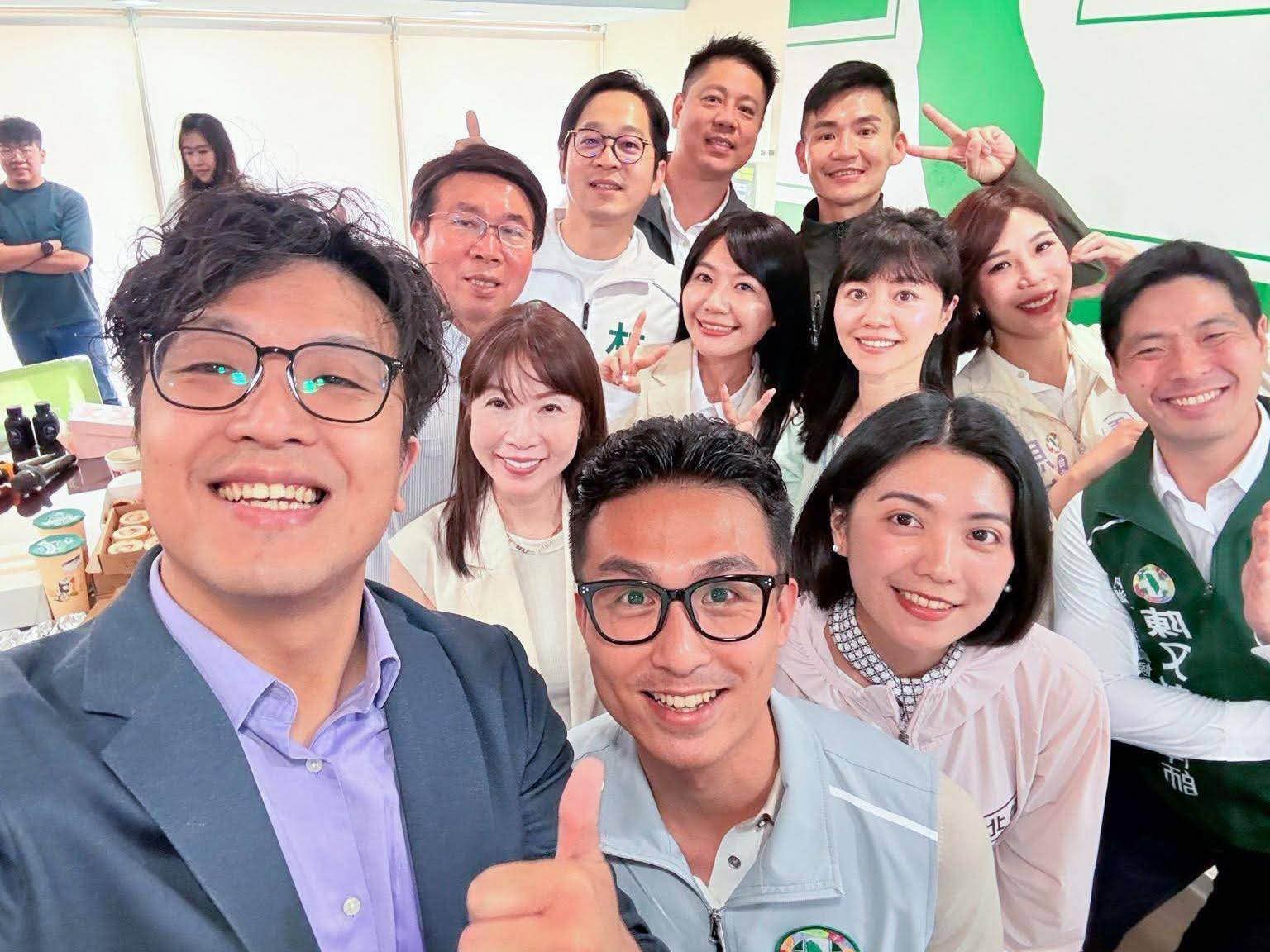 沈伯洋曬照喊向「9新人議員」請益　3連霸大學姐高嘉瑜入列's story cover image