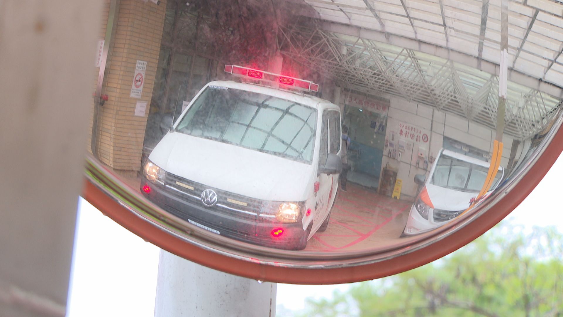 67歲獨居男多日未外出　房東聞臭味報案！破門見倒浴室身亡's story cover image