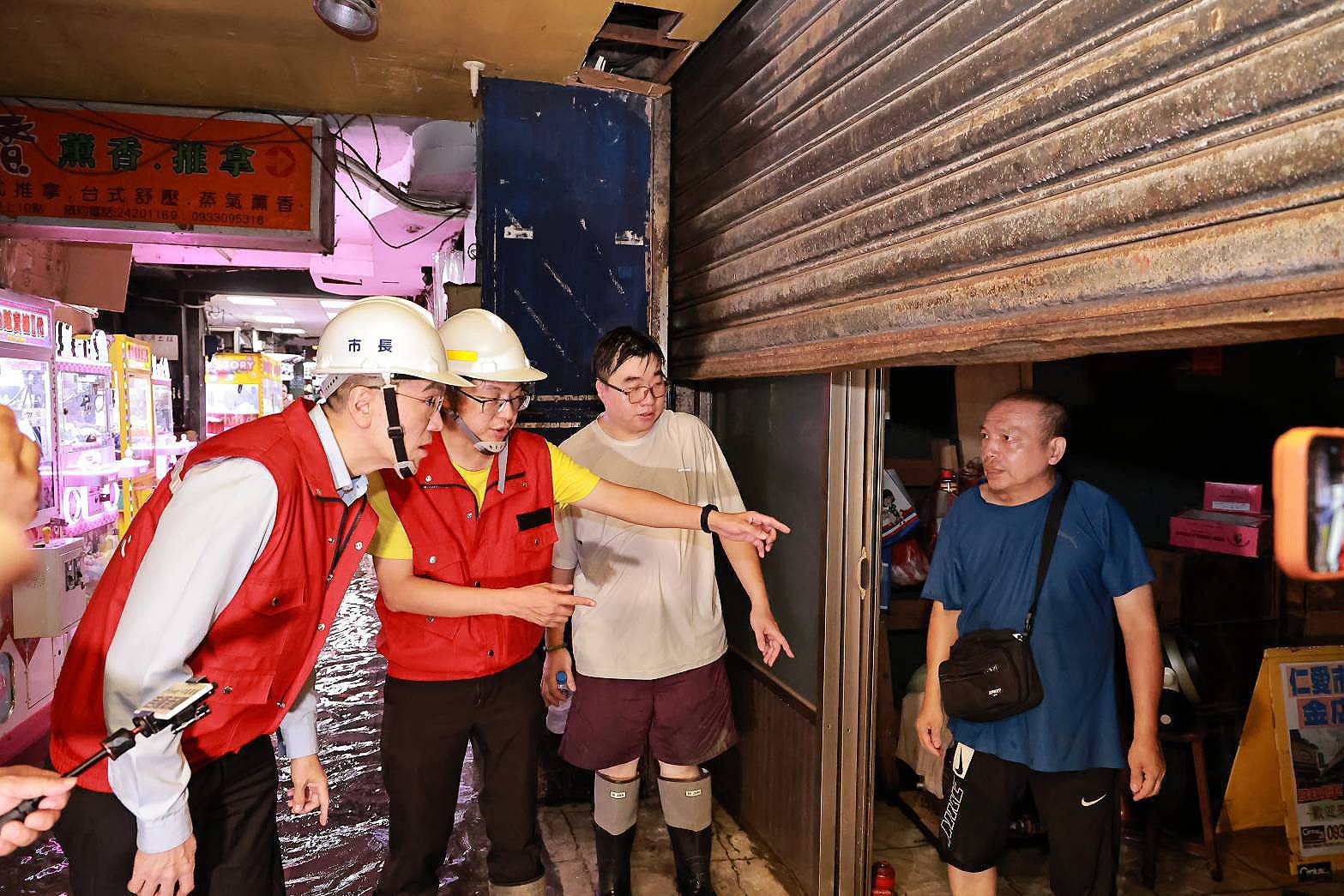 海水從水溝噴出來！大潮撞颱風外圍環流　基隆愛四路夜市變汪洋's story cover image